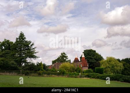 MAYFIELD, ENGLAND - 4. SEPTEMBER 2022: Oast House in Wealden im Sommer, Südostengland Stockfoto