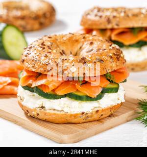 Sandwich mit Bagel-Brötchen zum Frühstück, garniert mit Lachs-Fisch-Platz in Stuttgart Stockfoto