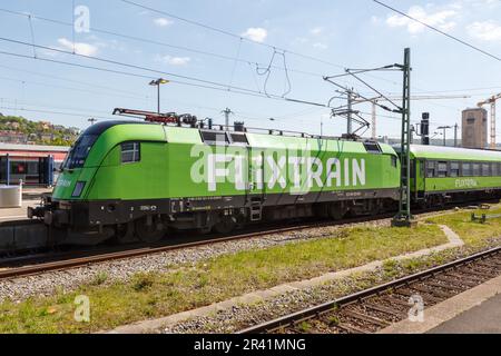 Flixtrain-Zug am Hauptbahnhof Stuttgart Hbf-Bahnhof in Deutschland Stockfoto