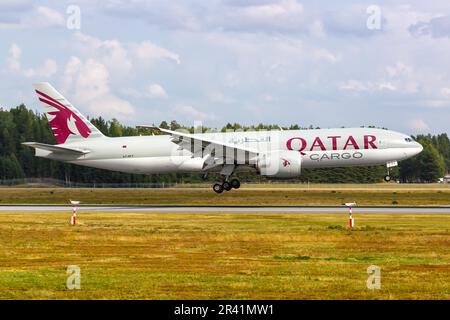 Qatar Cargo Boeing 777-F Aircraft Oslo Airport in Norwegen Stockfoto