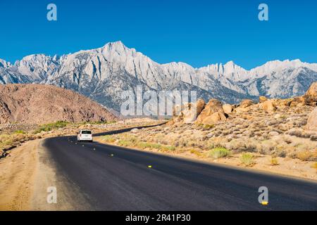 Autofahrten auf der Whitney Portal Road mit der Sierra Nevada und Mount Whitney im Hintergrund in der Nähe von Lone Pine, Kalifornien, USA Stockfoto