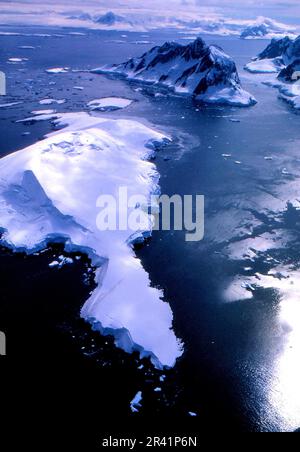 Grahamland Antarktis 1972 die Le Maire-Kanäle während der jährlichen hydrografischen Untersuchung der Antarktis durch HMS Endurance gegen dunkelblaues Meer Stockfoto