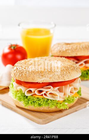 Sandwich mit Bagel-Brötchen zum Frühstück, garniert mit Hähnchenschinken im Porträt in Stuttgart Stockfoto