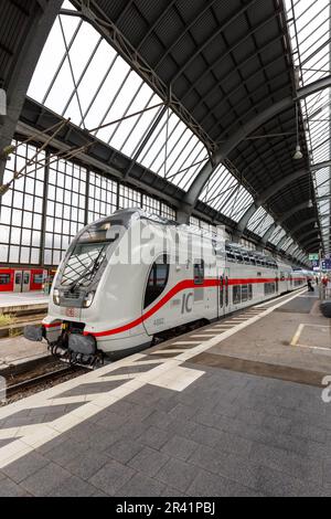 Intercity IC-Zugtyp Twindexx Vario von Bombardier von DB Deutsche Bahn Portrait Format im Hauptbahnhof Karlsruhe Stockfoto