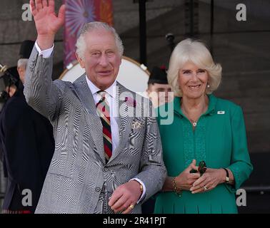 Armagh, Nordirland. 26. Mai 2023. Der britische König Karl III. Und die britische Königin Camilla winken während eines Besuchs des Market Theatre Square in Armagh, Donnerstag, den 25. Mai 2023. Im Rahmen eines zweitägigen Besuchs in Nordirland. Foto: The Royal Family/Credit: UPI/Alamy Live News Stockfoto