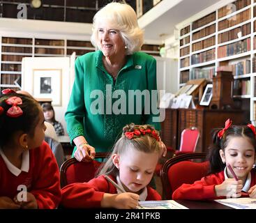 Armagh, Nordirland. 26. Mai 2023. Königin Camilla trifft Mitglieder der Öffentlichkeit während eines Besuchs im Enniskillen Castle, als Teil eines zweitägigen Besuchs in Nordirland. Am Donnerstag, den 25. Mai 2023. Foto: The Royal Family/Credit: UPI/Alamy Live News Stockfoto