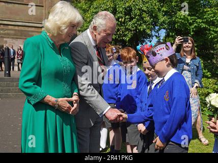 Armagh, Nordirland. 26. Mai 2023. Der britische König Charles III. Und die britische Königin Camilla (L) treffen sich mit Camilla Nowawakowska, 8, und Charles Murray, 8, von der Armstrong Grundschule vor der St. Patrick's Cathedral am Donnerstag, den 25. Mai 2023. Im Rahmen eines zweitägigen Besuchs in Nordirland. Foto: The Royal Family/Credit: UPI/Alamy Live News Stockfoto