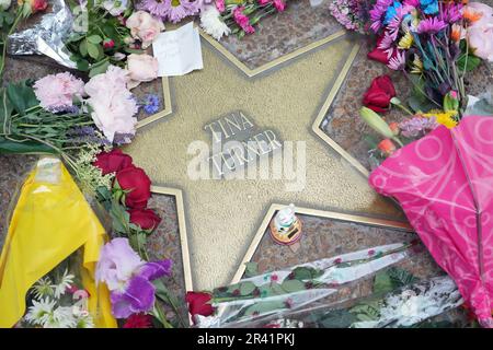 University City, Usa. 25. Mai 2023. Der Tina-Turner-Stern auf der St. Louis Walk of Fame ist am Donnerstag, den 25. Mai 2023, in University City, Missouri, mit Blumen und Noten bedeckt. Turner, geboren in Anna Mae Bullock, war bekannt als die Queen of Rock and Roll und wuchs in St. Louis auf. Sie starb im Alter von 83 Jahren am 24. Mai 2023 an natürlichen Ursachen in ihrem Haus bei Zürich, Schweiz. Foto: Bill Greenblatt/UPI Credit: UPI/Alamy Live News Stockfoto