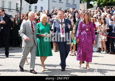 König Karl III. (L) und Königin Camilla besuchen den Market Theatre Square für eine Kulturfeier in Armagh, Nordirland, Donnerstag, 25. Mai 2023. Foto: Northern Ireland Office/Credit: UPI/Alamy Live News Stockfoto