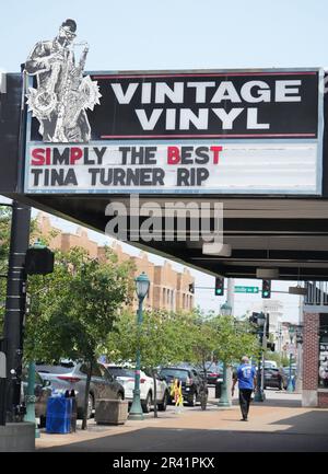 University City, Usa. 25. Mai 2023. Das Schild auf dem Plattenladen „Vintage Vinal“ zollt der Sängerin Tina Turner in University City, Missouri, am Donnerstag, den 25. Mai 2023, Tribut. Turner, geboren in Anna Mae Bullock, war bekannt als die Queen of Rock and Roll und wuchs in St. Louis auf. Sie starb im Alter von 83 Jahren am 24. Mai 2023 an natürlichen Ursachen in ihrem Haus bei Zürich, Schweiz. Foto: Bill Greenblatt/UPI Credit: UPI/Alamy Live News Stockfoto