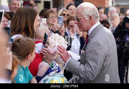 Armagh, Nordirland. 26. Mai 2023. Der britische König Karl III. Schüttelt den Anhängern nach einem Besuch des Market Theatre Square für eine Kulturfeier in Armagh, Nordirland, am Donnerstag, den 25. Mai 2023 die Hand. Im Rahmen eines zweitägigen Besuchs in Nordirland. Foto: The Royal Family/Credit: UPI/Alamy Live News Stockfoto