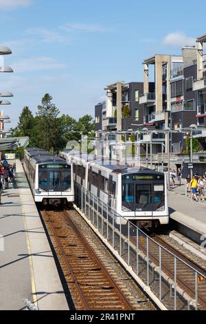 U-Bahn Tunnelbane Oslo in Holmenkollen hält Porträtformat in Norwegen Stockfoto