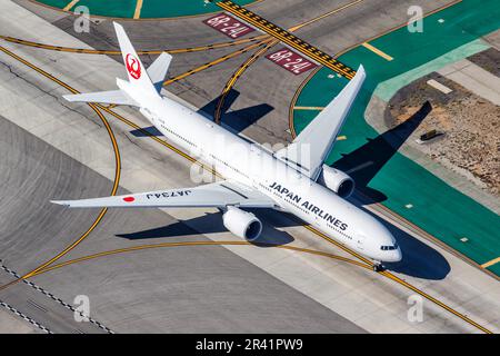 Japan Airlines Boeing 777-300(er) Flugzeug Los Angeles Flughafen in USA Luftbild Stockfoto