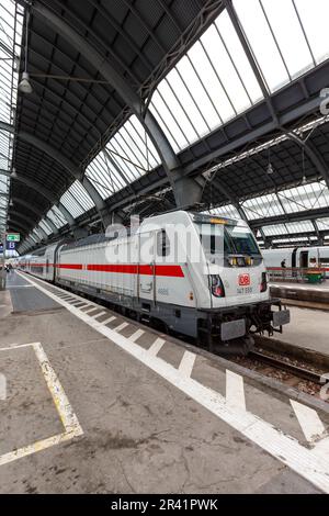 Intercity IC-Zugtyp Twindexx Vario von Bombardier von DB Deutsche Bahn Portrait Format im Hauptbahnhof Karlsruhe Stockfoto