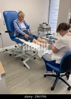 England, Großbritannien. 2023. Elerderly-Patient in einer britischen Fussklinik. Stockfoto