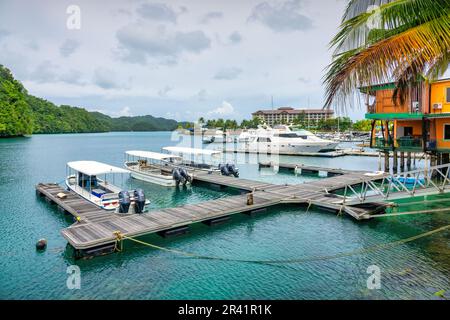 Hafen mit Booten in Koror City, Palau, Mikronesien, Ozeanien. Stockfoto