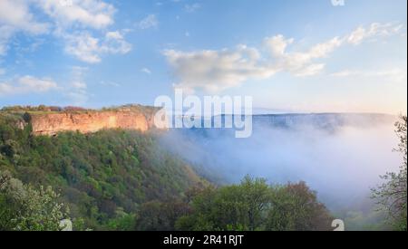 Nebeliger Blick von der Spitze des Mangup Kale - historische Festung und alte Höhlensiedlung auf der Krim, Ukraine bei Morgensonne. Stockfoto