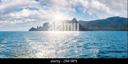 Szintillate Meeresoberfläche und abends sonnige sommerliche felsige Küste, Krim, Ukraine. Stockfoto