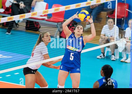 Lanciano, Italien. 23. Mai 2023. Ilaria Battistoni aus Italien in Aktion beim DHL Test Match Turnier Frauen-Volleyball zwischen Italien und Kanada im Palazzetto dello Sport. Endergebnis: Italien 3:1 Kanada. (Foto: Davide Di Lalla/SOPA Images/Sipa USA) Guthaben: SIPA USA/Alamy Live News Stockfoto