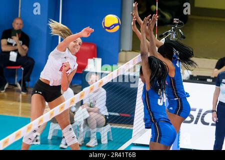 Lanciano, Italien. 23. Mai 2023. Hilary Howe aus Kanada in Aktion beim DHL Test Match Turnier Frauen-Volleyball zwischen Italien und Kanada im Palazzetto dello Sport. Endergebnis: Italien 3:1 Kanada. (Foto: Davide Di Lalla/SOPA Images/Sipa USA) Guthaben: SIPA USA/Alamy Live News Stockfoto