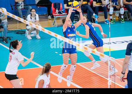 Lanciano, Italien. 23. Mai 2023. Ilaria Battistoni aus Italien in Aktion beim DHL Test Match Turnier Frauen-Volleyball zwischen Italien und Kanada im Palazzetto dello Sport. Endergebnis: Italien 3:1 Kanada. (Foto: Davide Di Lalla/SOPA Images/Sipa USA) Guthaben: SIPA USA/Alamy Live News Stockfoto