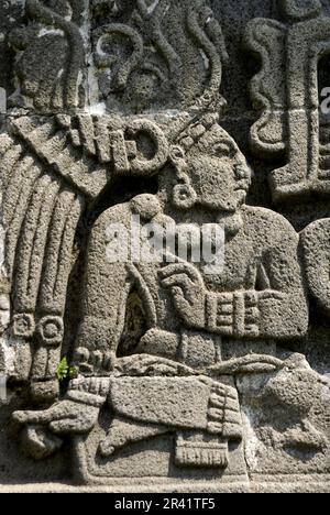 Bas-Reliefs an der Pyramide der Federschlange (Quetzalcoatl-Pyramide) Xochicalco-Standort. Morelos State. Mexiko. Stockfoto