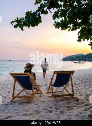 Liegestühle am Strand der Insel Koh Kradan in Thailand Paar Männer und Frauen relaxen am Strand Stockfoto