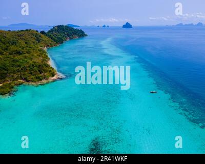 Blick auf die Drohne am Strand der Insel Koh Kradan in Thailand Stockfoto