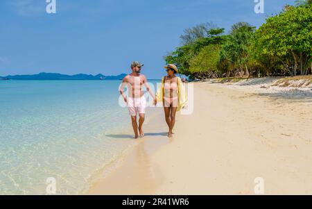 Ein paar Männer und Frauen am Strand von Koh Kradan Island Thailand Stockfoto