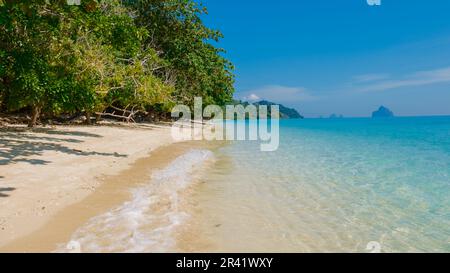 Blick auf den Strand der Insel Koh Kradan in Thailand an einem sonnigen Tag Stockfoto