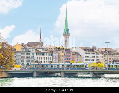 Blick über den Fluss Limmat in Zürich, Predigerkirche Stockfoto