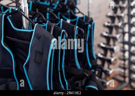 Nahaufnahme von schwarzen ems-Trainingswesten im Fitnessclub. Elektrische Muskelstimulation. Stockfoto