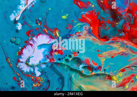 Abstrakte Schweinswale mit lebendigen Farben und Öl- und Milchgegenständen im Hintergrund Stockfoto