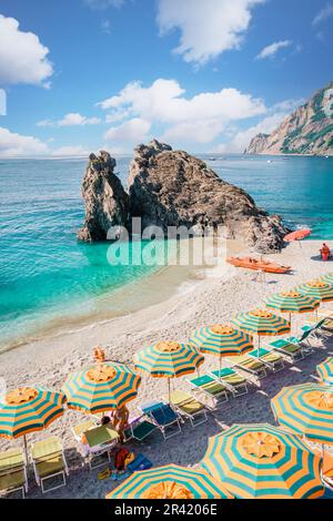 Kieselstrand Monterosso auf Urlaub Cinque terre Monterosso al Mare Kieselstrand Cinque Terre, Italien Stockfoto