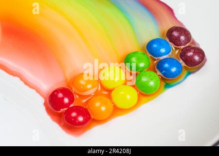 Asset-Hintergrund der doppelten Regenbogenbildung von Kegeln-Süßigkeiten Stockfoto