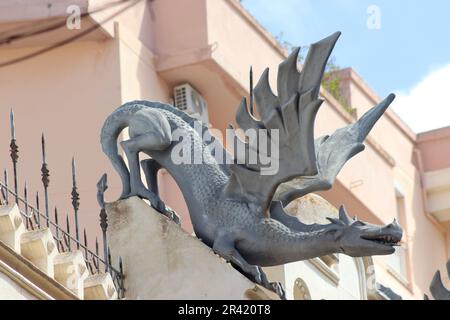 Nahaufnahme eines Drachen auf dem Dach des Hauses der Drachen, Ceuta, Spanien. Dies sind Nachbildungen der Originale, die 1925 entfernt und verloren wurden. Stockfoto