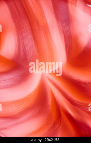 Vertikales abstraktes Hintergrundelement von Zuckerkeksen in farbenfrohem Aquarellprisma von Rot und Orange und kastanienbraun und Pink Stockfoto