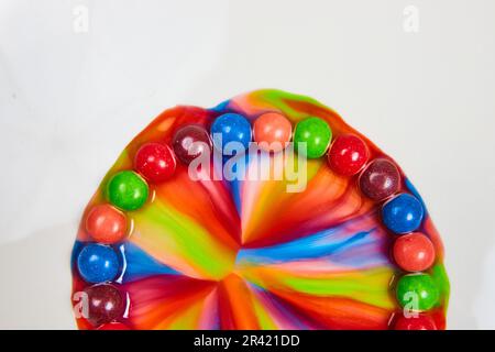 Vorzug eines halben Portals oder einer Kuppel aus Kegeln in einem weißen Ring mit Wasser und Süßigkeiten und Zucker und mehreren Farben Stockfoto