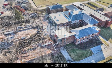 Verlassenes Krankenhaus und Schutt in Luftdrohnenschuss Stockfoto