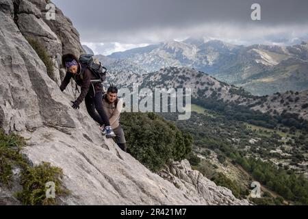 Bergsteiger am Rande von Son Torrella sierra, Fornalutx, Mallorca, Balearen, Spanien. Stockfoto