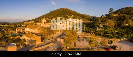 Pfarrei der Unbefleckten und der gesegnete Ramon Llull, vor dem Puig de Randa, Hügel mit einer Höhe von 543 Metern. Randa, Mallorca, balearen, spanien, europa. Stockfoto