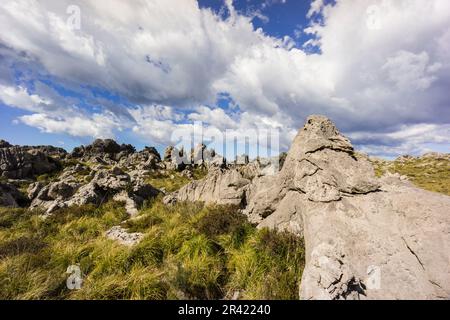 Entlasten kárstico, Mortix veröffentlicht Anwesen, natürliche Umgebung der Sierra de Tramuntana, Mallorca, balearen, spanien, europa. Stockfoto