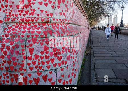 Das Covid Memorial Neben der Themse malte Herzen zu Ehren der Opfer des COVID-Virus, London, England, Großbritannien. Stockfoto