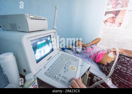 Examen por Ultrasonidos, Centro de Salud, Lancetillo (La Parroquia), Municipio de Uspantán, Quiche, Sierra de Chamá, Guatemala, Mittelamerika. Stockfoto