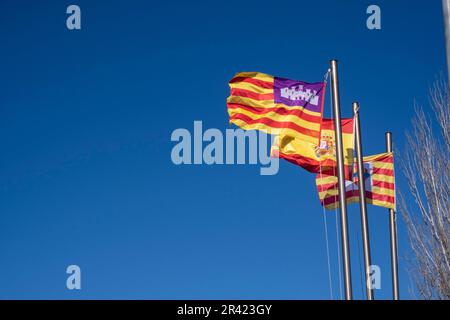 Flaggen der Menschen, der Gemeinde und des Landes, Inka, Mallorca, Balearen, Spanien. Stockfoto