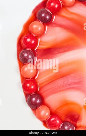Valentine Skittles Candy Swirl auf weißem Hintergrund Stockfoto