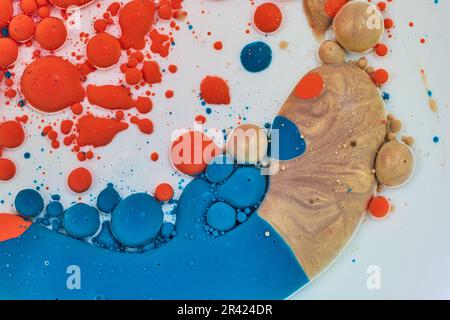 Horizontaler weißer Hintergrund mit goldblauer und orangefarbener Acrylfarbe und Ölblasen, die sich in Amöbenform verschmelzen Stockfoto
