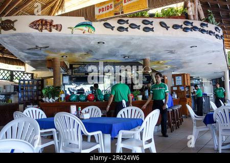 La Cabana Restaurant Bar & Club de Playa in Acapulco, Mexiko, ist bei Touristen und Einheimischen beliebt Stockfoto