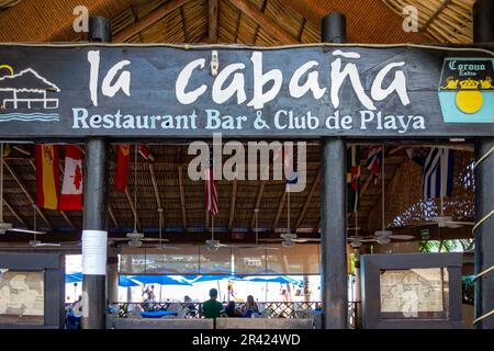 La Cabana Restaurant Bar & Club de Playa in Acapulco, Mexiko, ist bei Touristen und Einheimischen beliebt Stockfoto