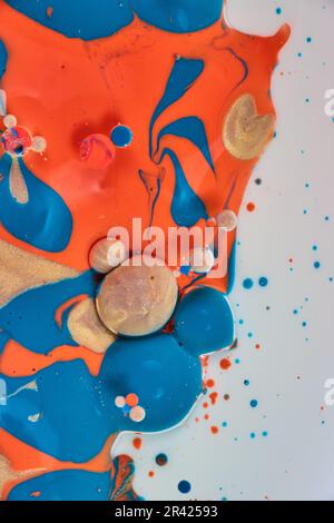Kreise in der Mitte abstrakter Öl- und Acrylhintergründe mit Farbflecken in Asset Stockfoto
